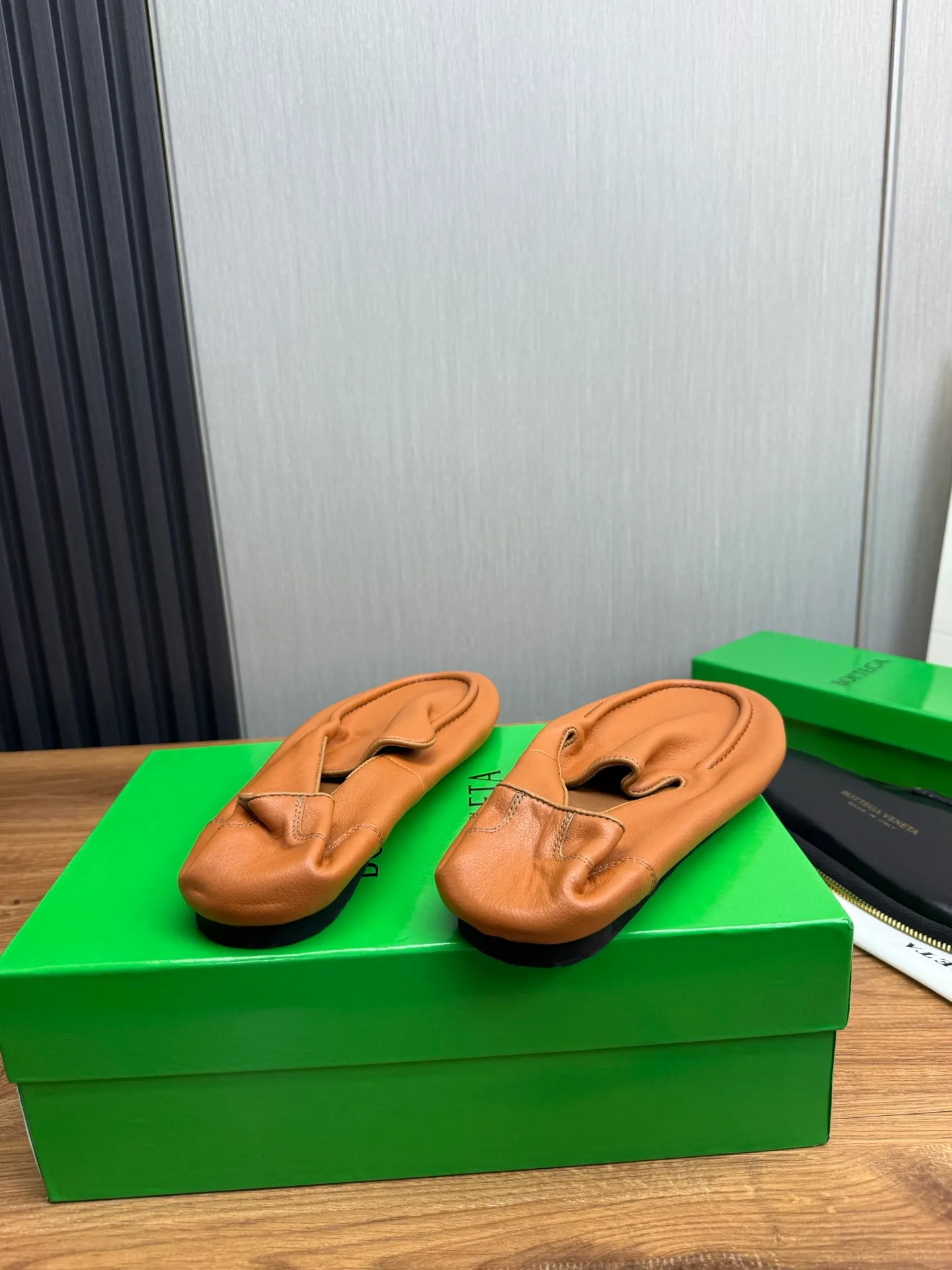Men's men's shoes💰480💰BV-popular wallet shoes👟Casual, fashionable and comfortable🔗Good travel partner✅Original cowhide + imported cowhide. Original rubber outsole, available all year round👏Size: 38-45 (38.45 custom-made, non-returnable)